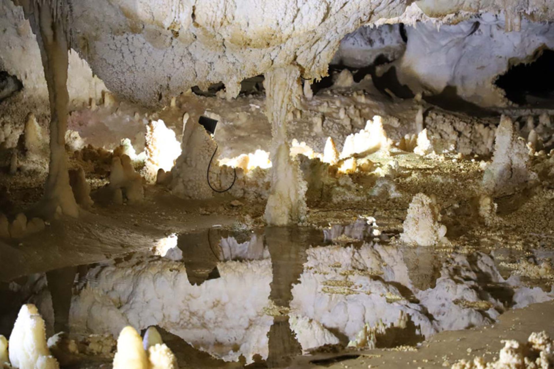 ستون‌های آهکی‌ٰٔ غار کتله خور زنجان