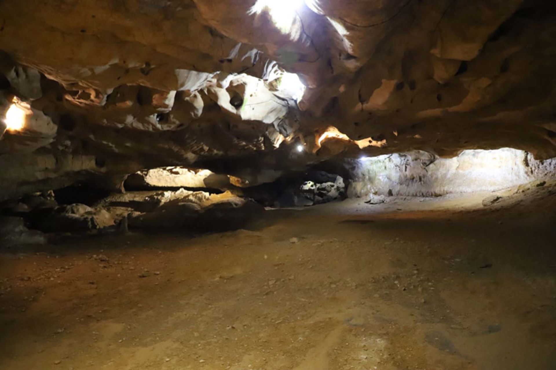 نورپردازی داخلی غار کتله خور