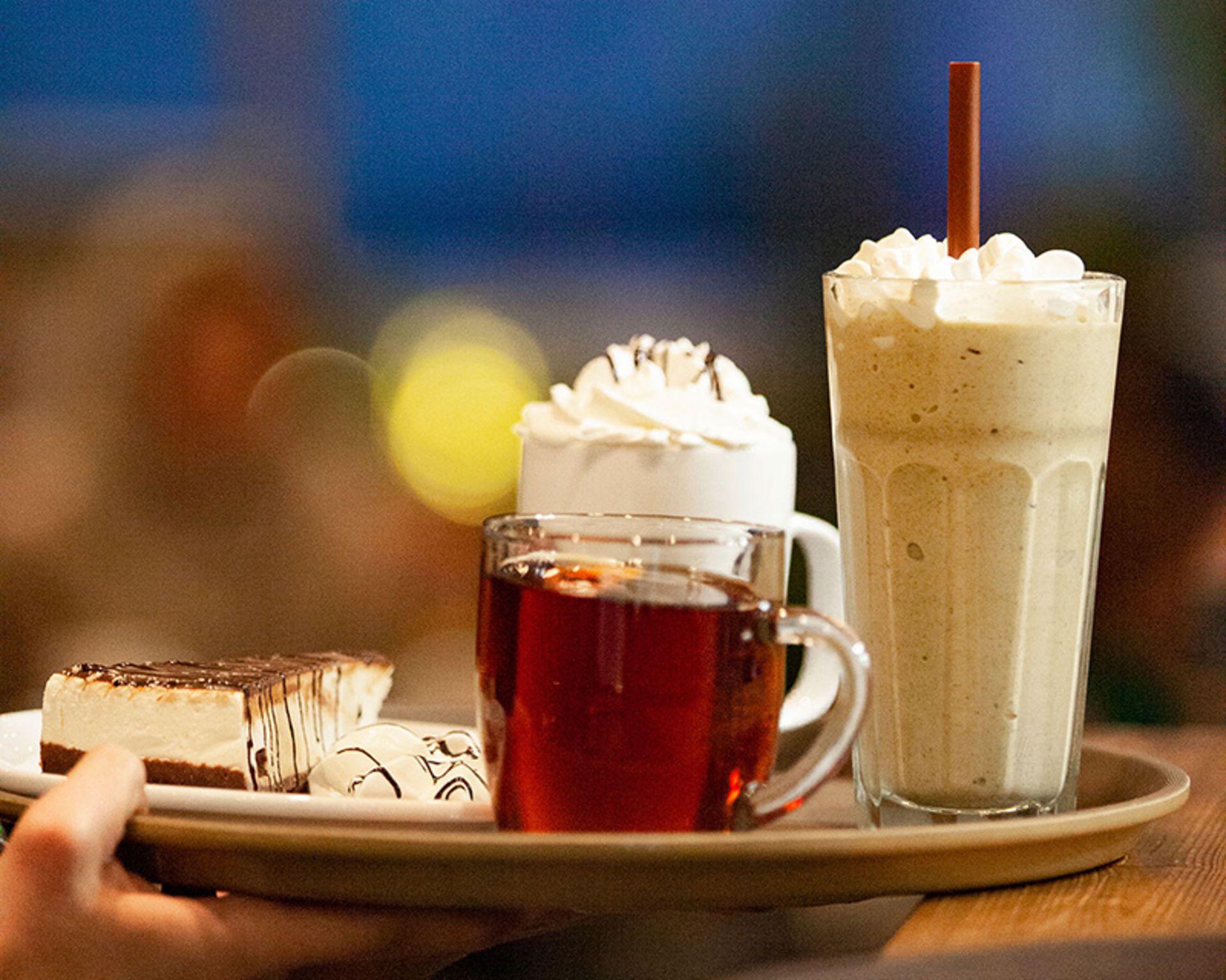 شیرینی و نوشیدنی های یک کافه در مرکز خرید اپال