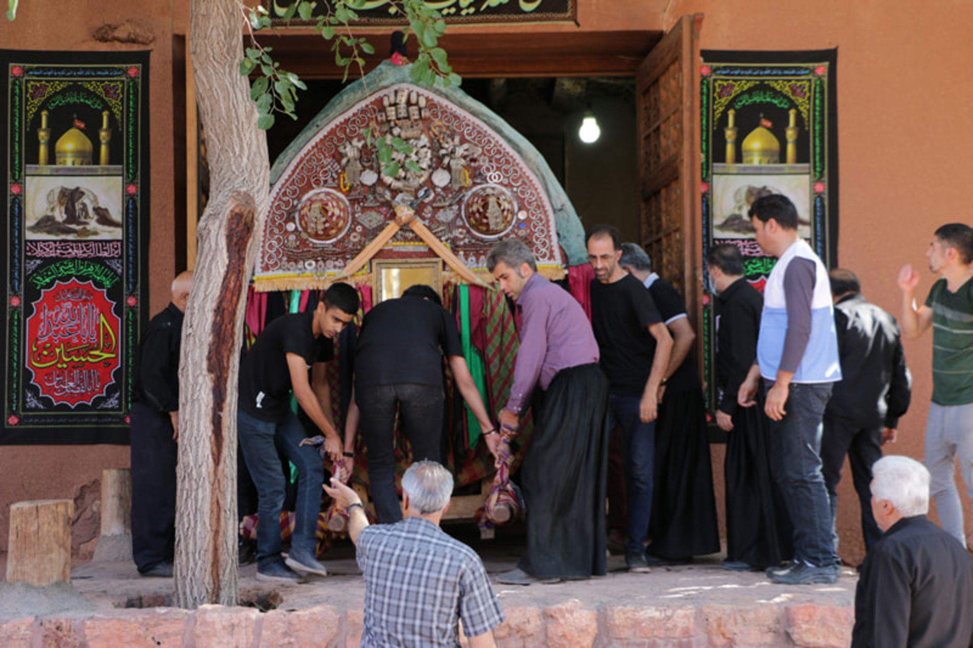 آماده‌سازی نخل توسط مردان ابیانه