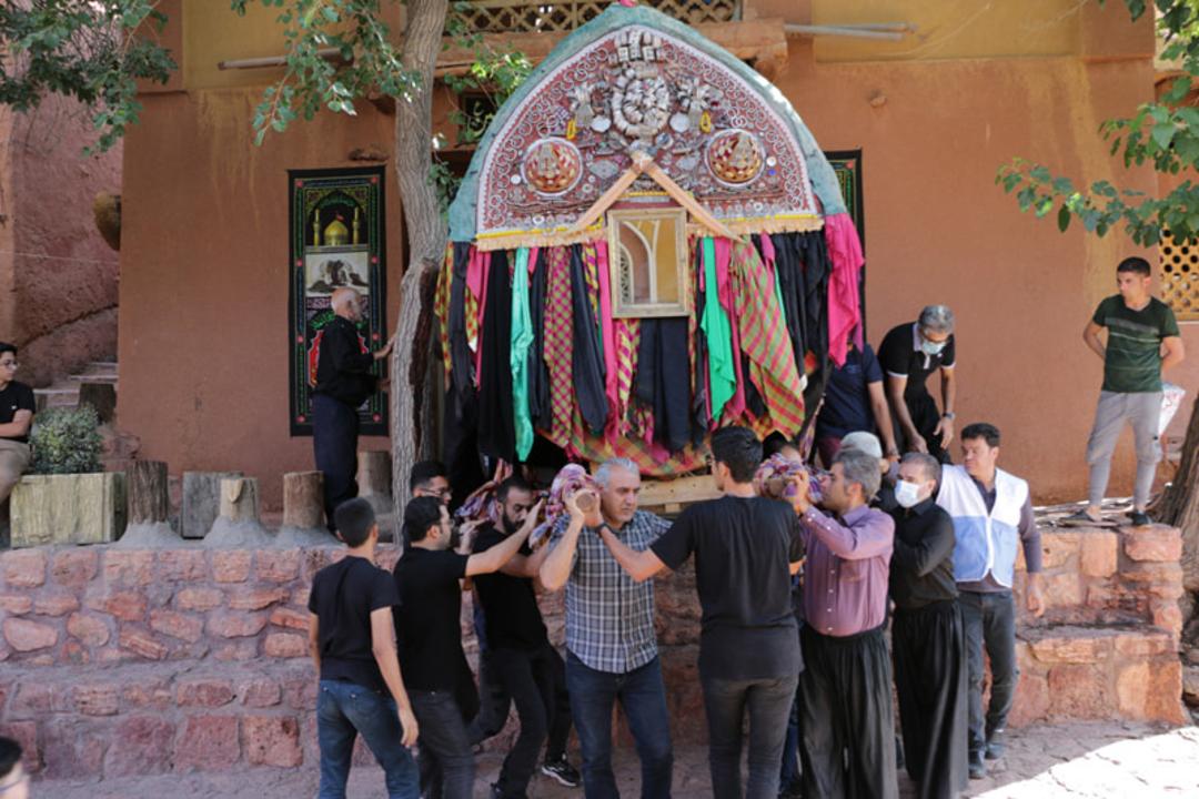 خروج نخل از مسجد ابیانه