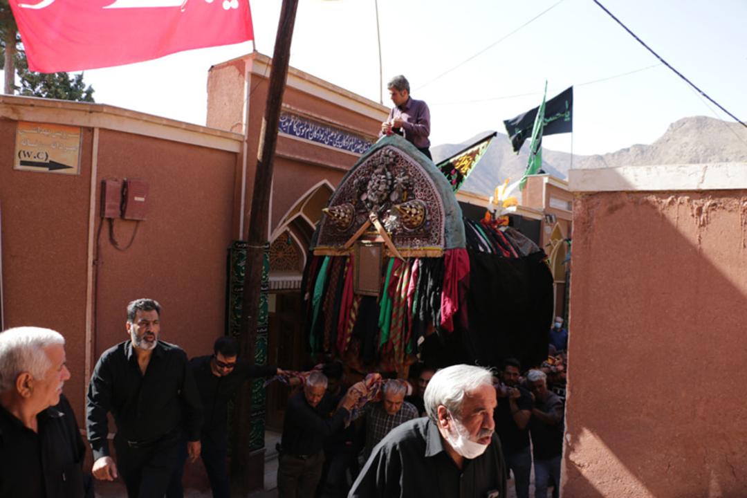 عبور نخل از کوچه های باریک ابیانه
