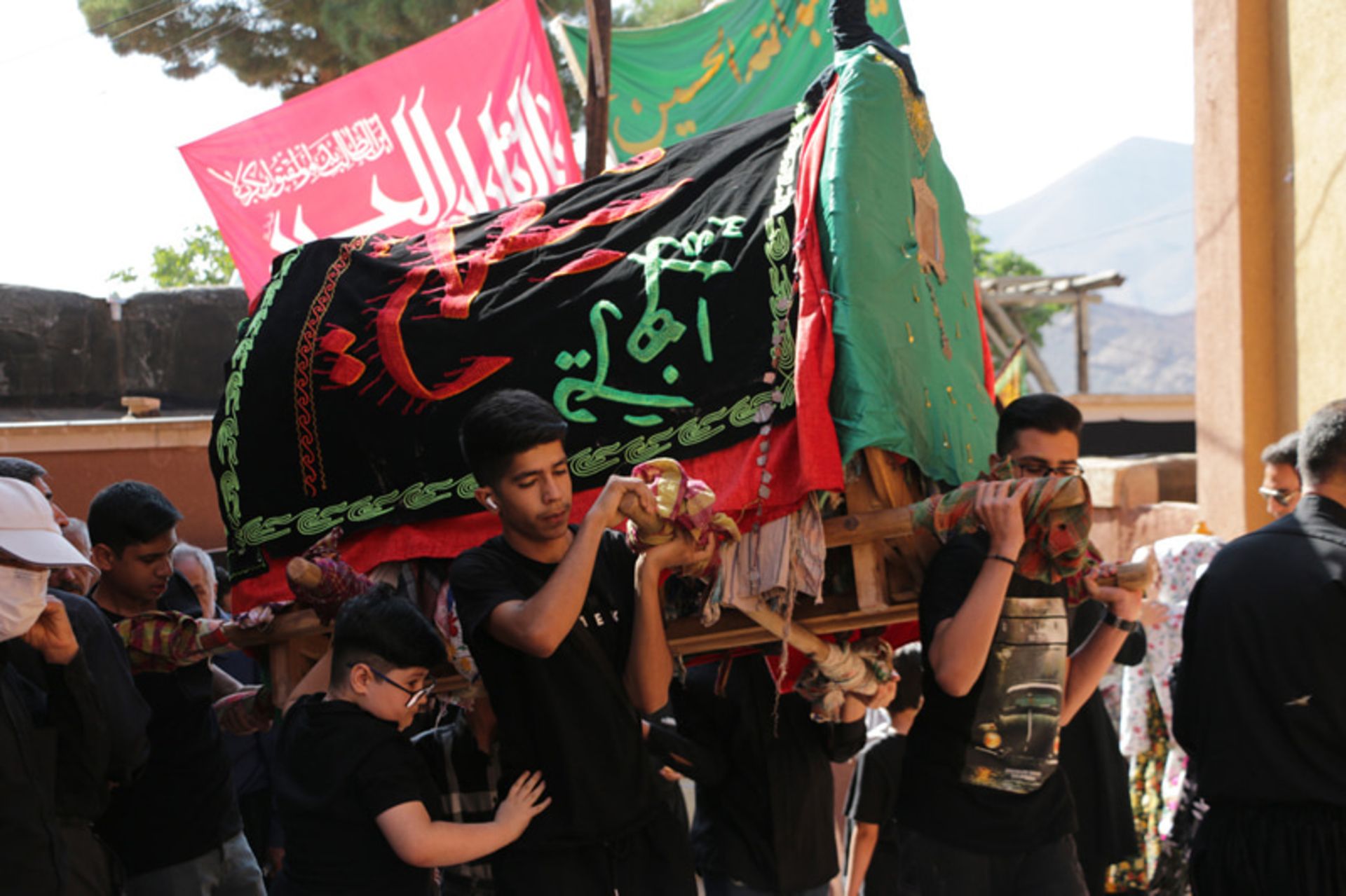 مردان در حال حمل نخل چوبی
