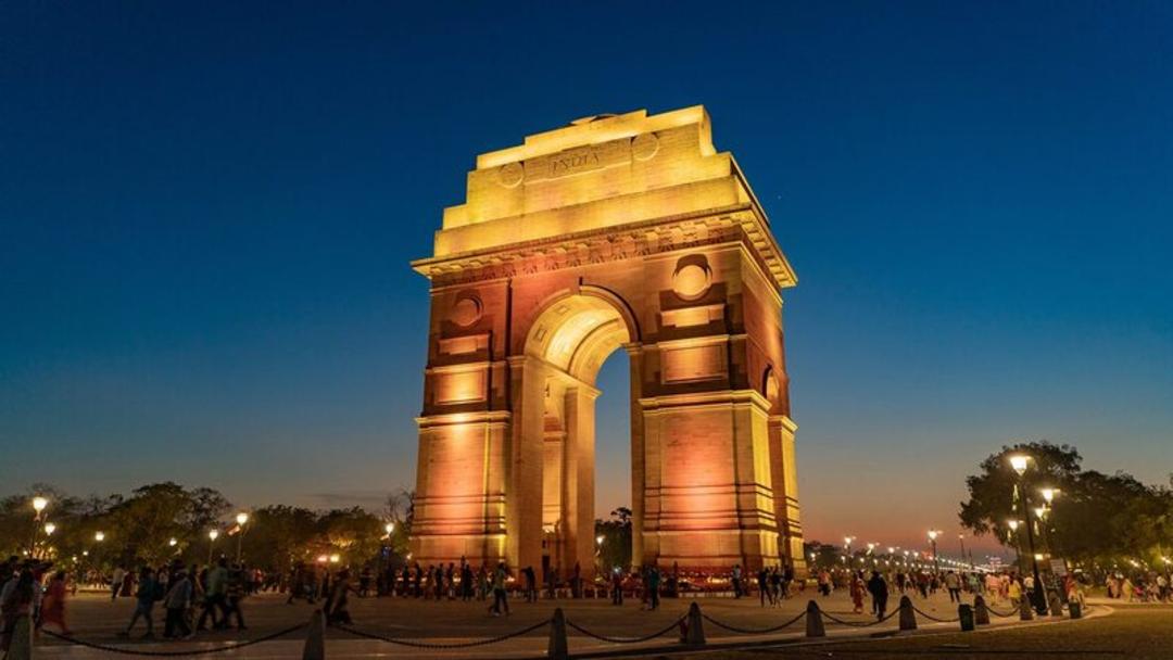 یادمان هند (India Gate) در شهر دهلی با نورپردازی شبانه