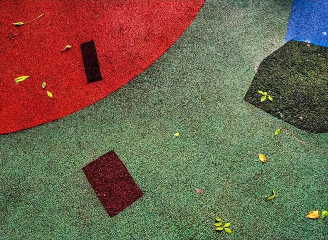 نقاشی‌های هندسی رنگی با اشکال قرمز و سبز روی سطح زمین