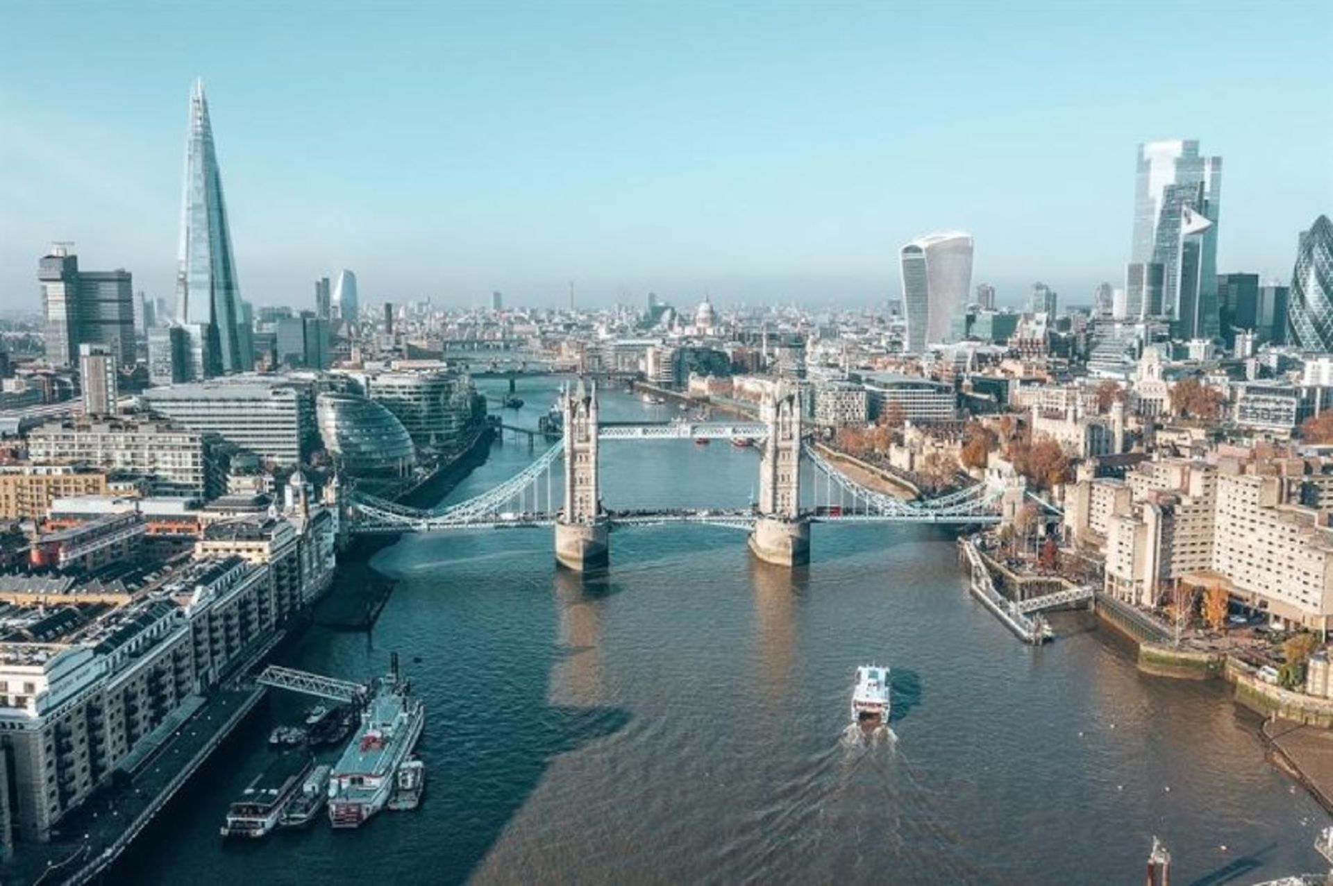 رودخانه تیمز و ساختمان های اطراف آن در لندن