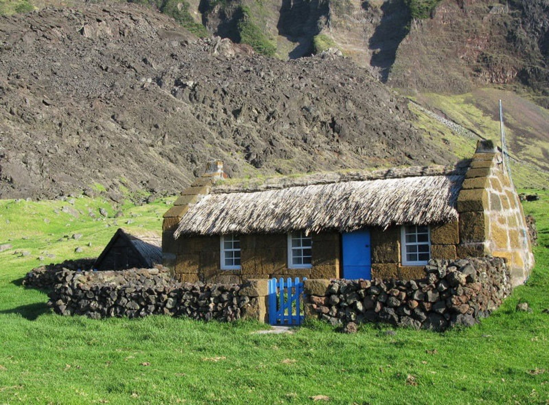 خانه موزه‌ای سنتی با سقف حصیری و دیوارهای سنگی در  جزیره تریستان دا کونا 
