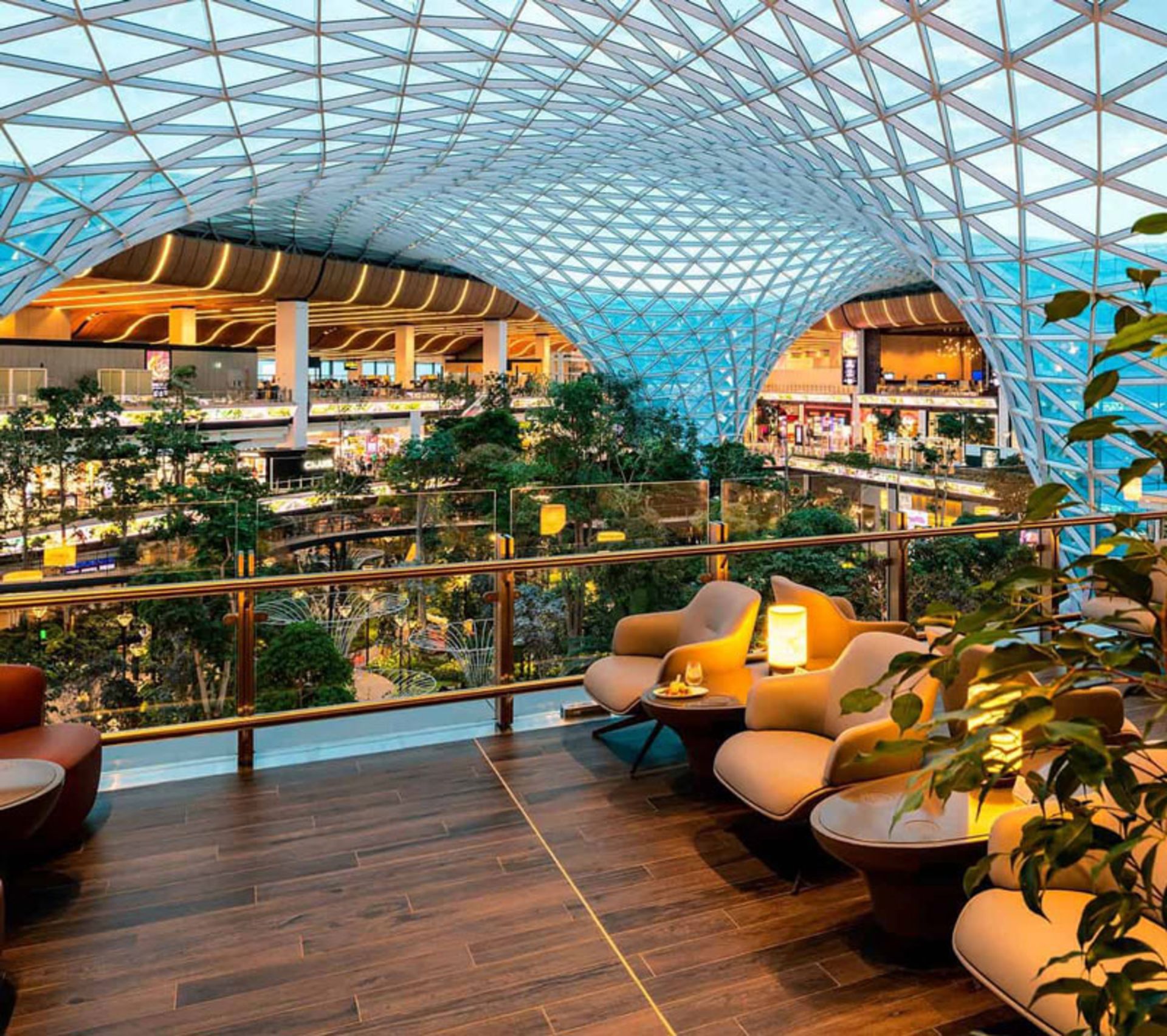 فضای داخلی سالن استراحت مجلل در فرودگاه بین‌المللی حمد دوحه، قطر