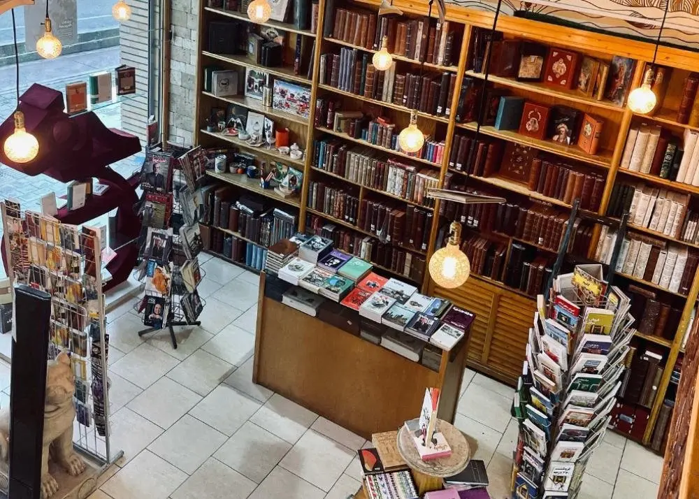 قفسه‌های چوبی پر از کتاب در فضای داخلی یک کتابفروشی