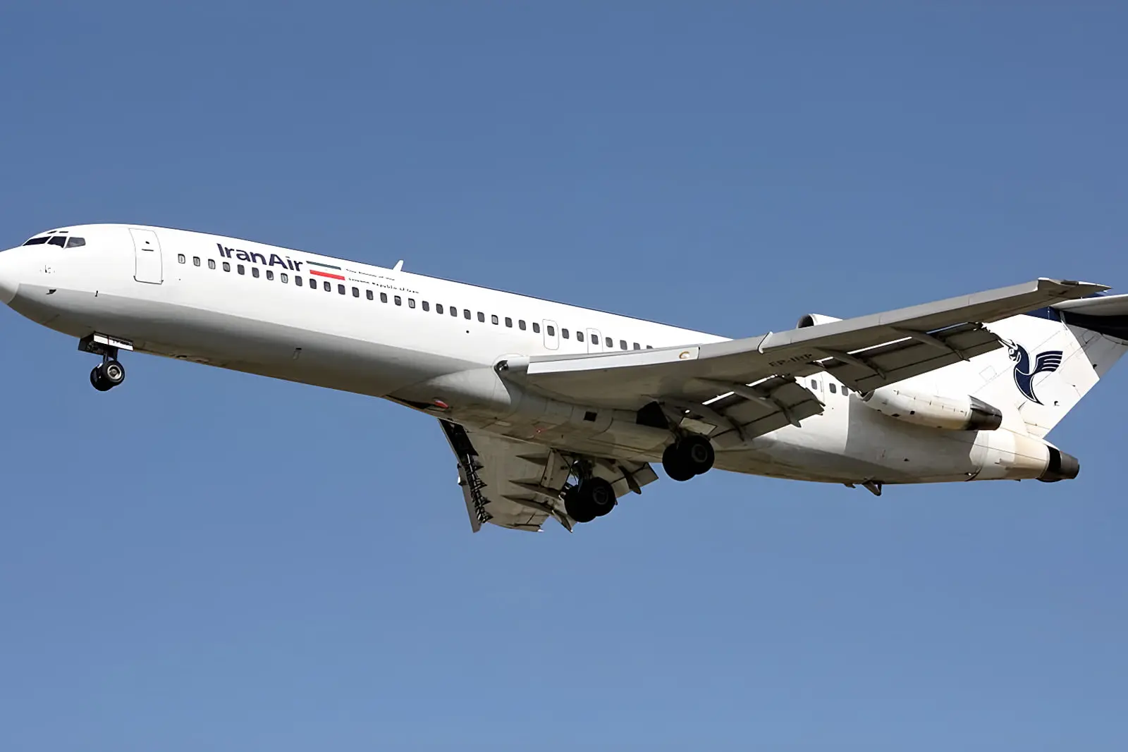 هواپیمای شرکت هما (Iran Air) در آسمان آبی در حال پرواز