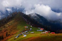 روستای اولسبلنگاه در میان هاله ای از مه