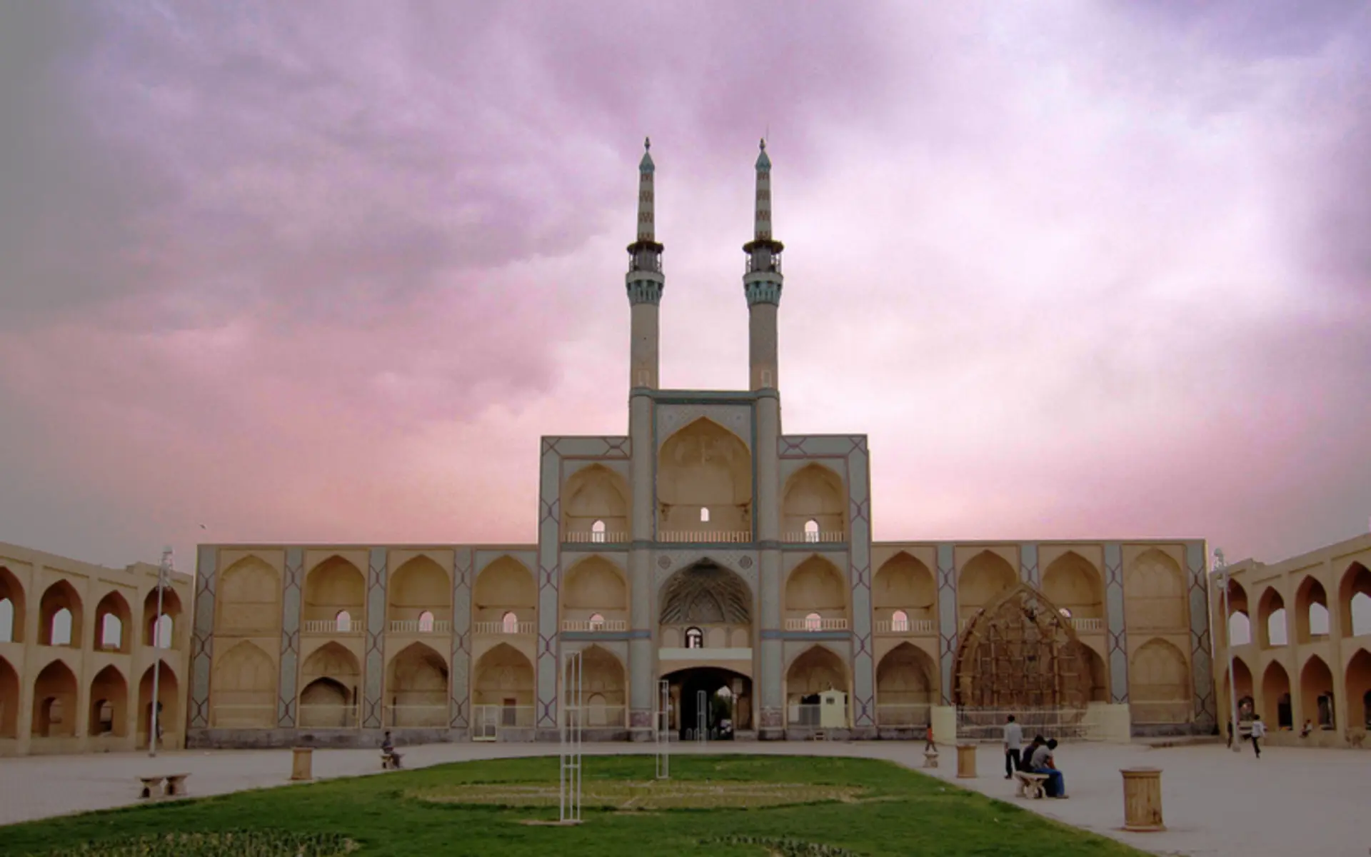 نمایی از میدان امیرچخماق یزد