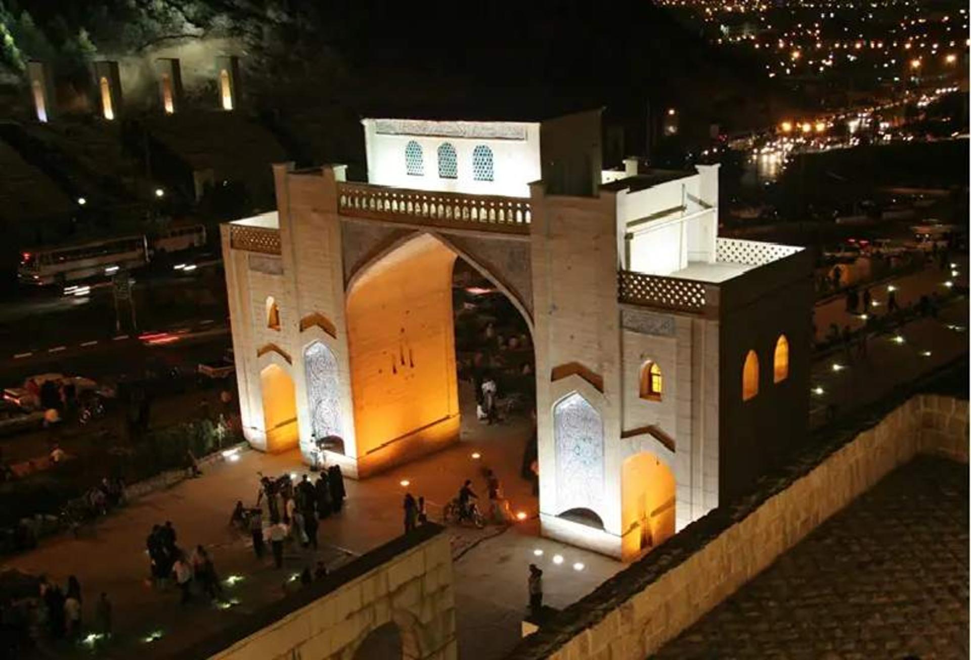 نورپردازی دروازه قرآن شیراز در شب