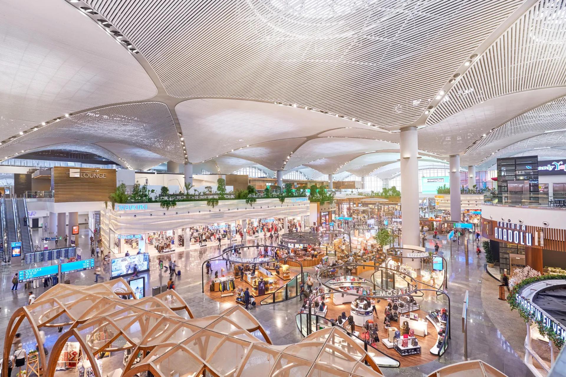 سالن مرکزی و بخش تجاری فرودگاه استانبول (Istanbul Airport) با سقف مدرن