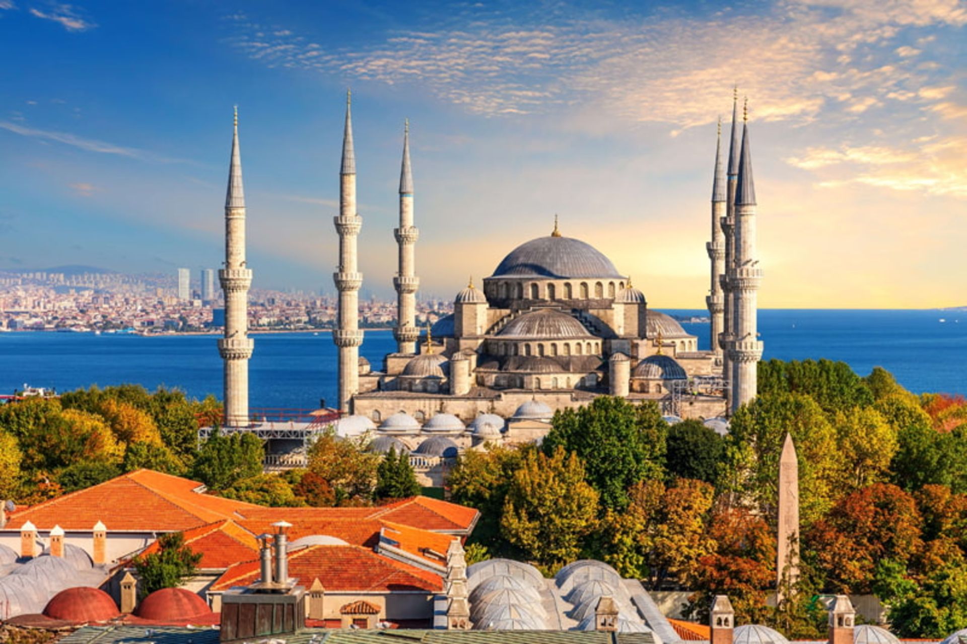 گنبد و مناره مسجد آبی در طبیعت پاییزی استانبول