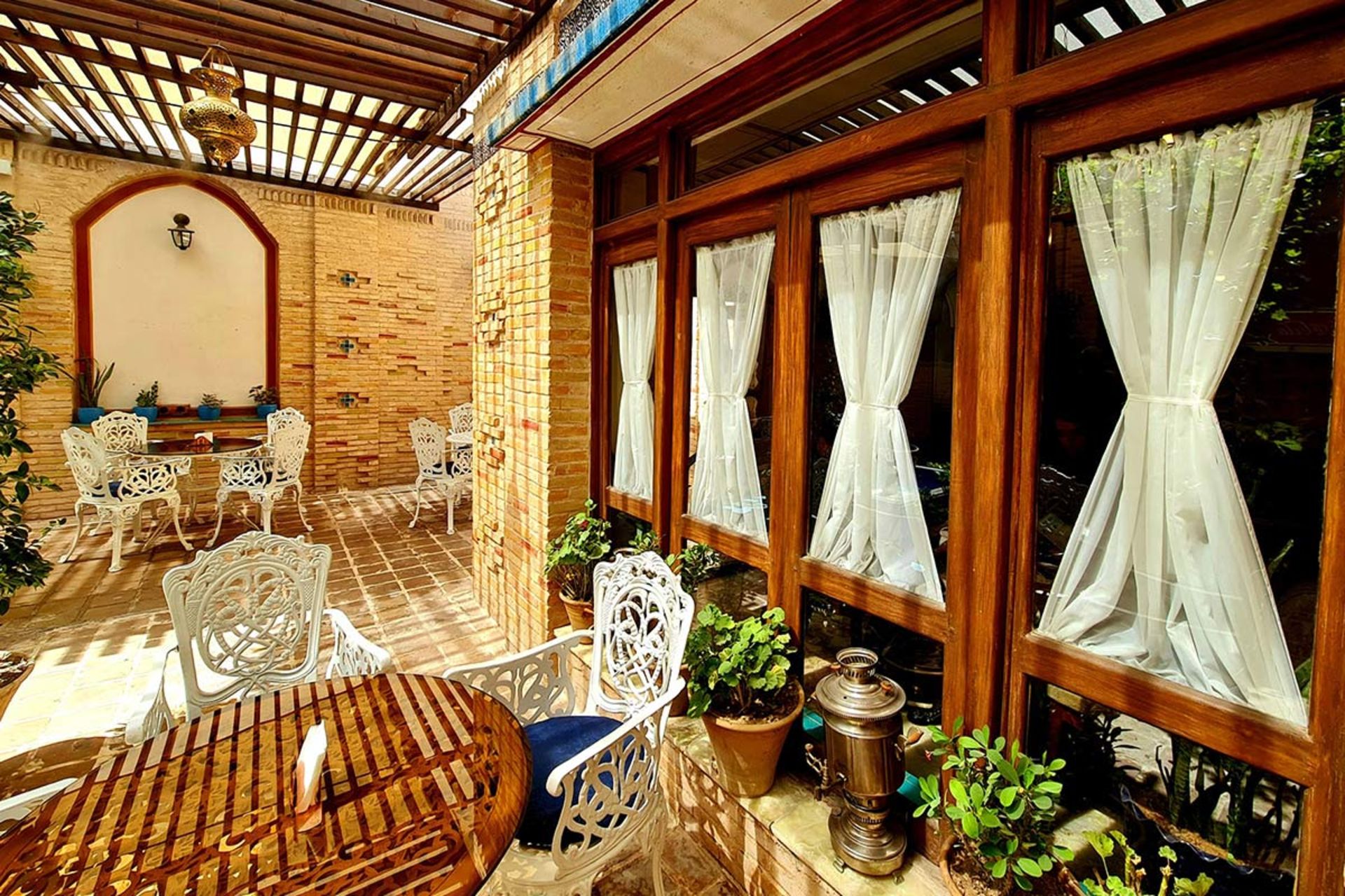 میز و صندلی های حیاط رستوران باغ همایون اصفهان