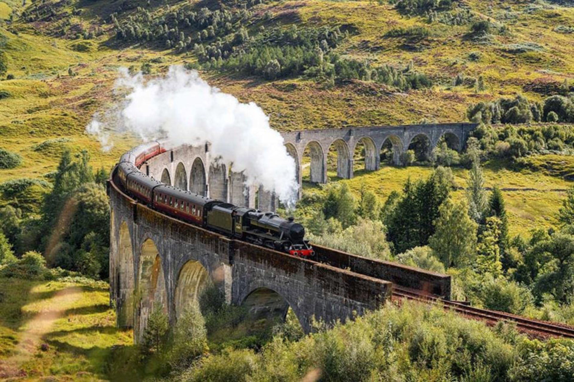قطار بخار جاکوبیت، اسکاتلند روی پل سنگی