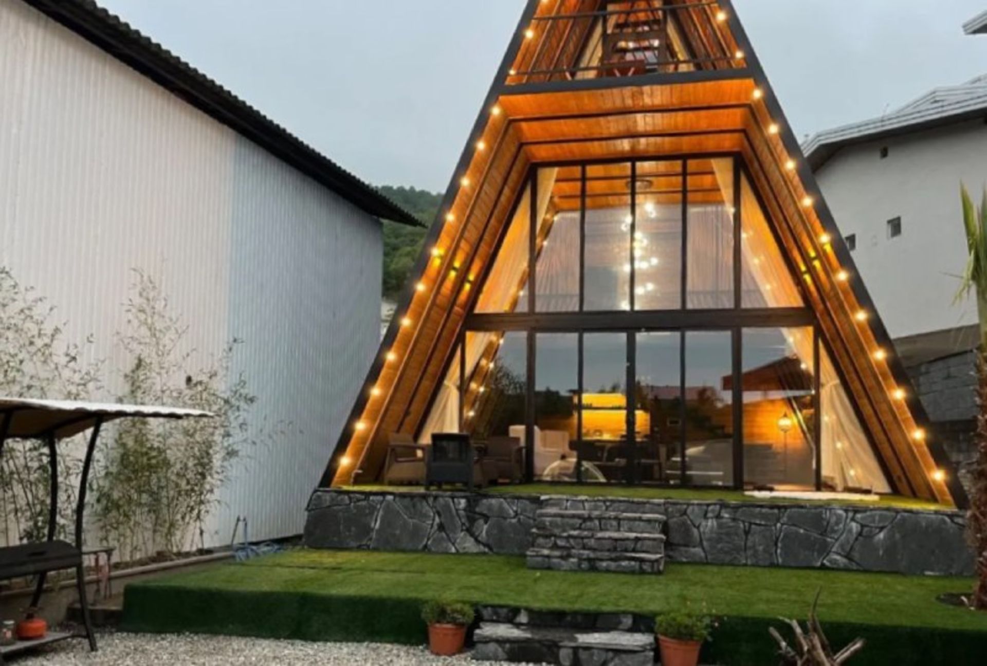 محوطه بیرونی کلبه سوئیسی رامسر