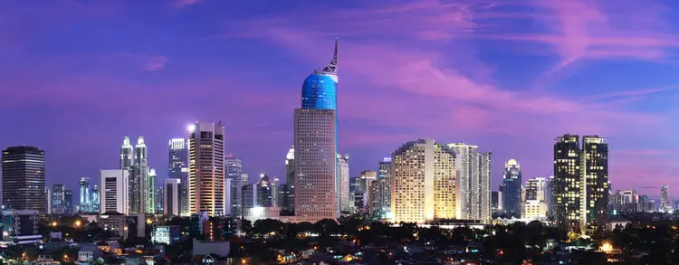 آسمان شب شهر جاکارتا (Jakarta) با ساختمان‌های بلند و برج‌های پرنور