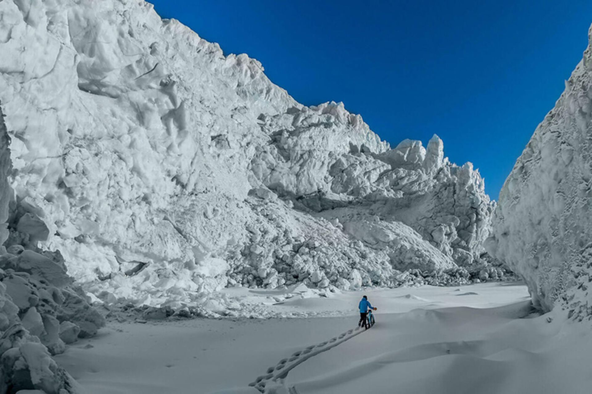 دوچرخه سواری در کوهستان برفی