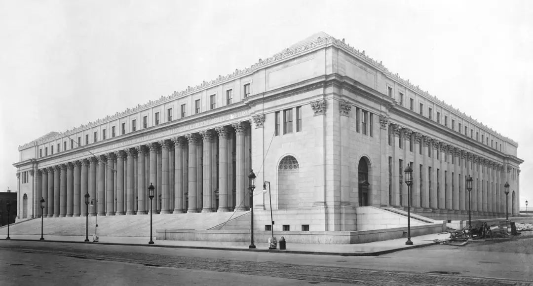 ساختمان باشکوه اداره پست نیویورک (New York City Post Office) با ستون‌های کلاسیک