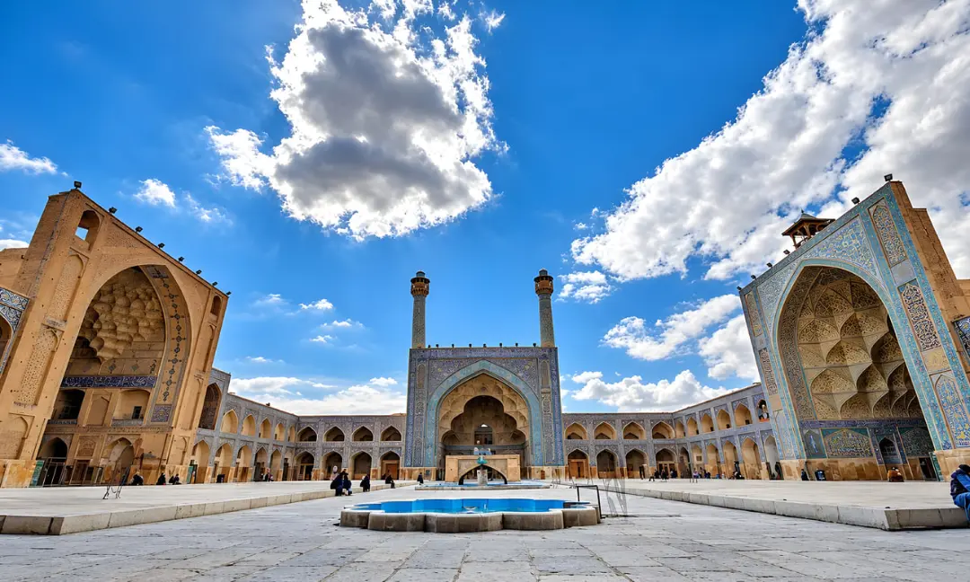 حیاط وسیع مسجد جامع قم با کاشی‌کاری‌های آبی و ایوان‌های بزرگ