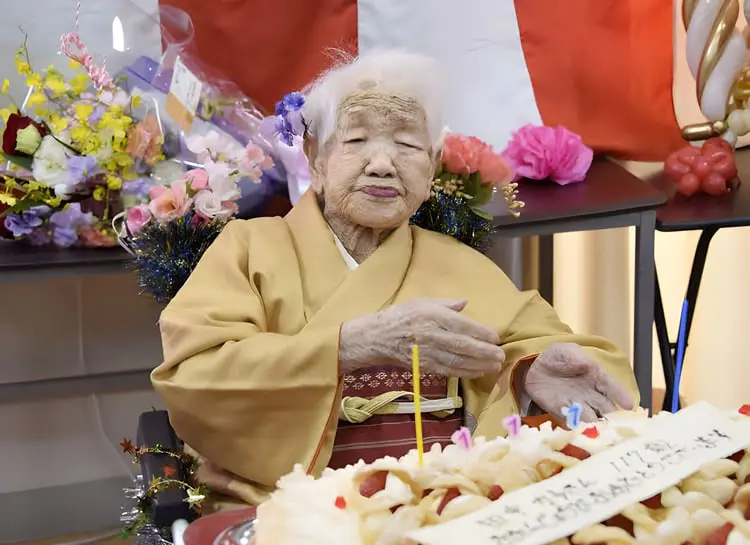 زن سالمند ژاپنی (Japanese) در جشن تولد با کیک مخصوص