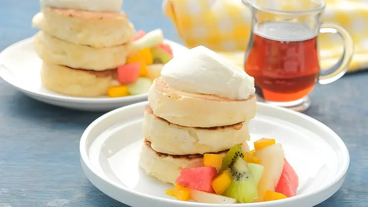 پنکیک ژاپنی (Japanese Pancake) روی بشقاب همراه با میوه تازه و خامه