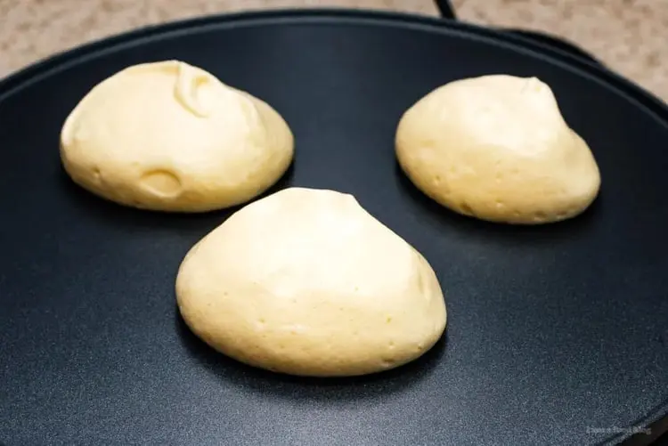 پنکیک ژاپنی (Japanese Pancake) در حال پخت روی تابه صاف