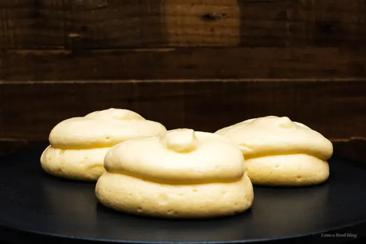 پنکیک ژاپنی (Japanese Pancake) با بافت پفکی و ضخیم روی تابه