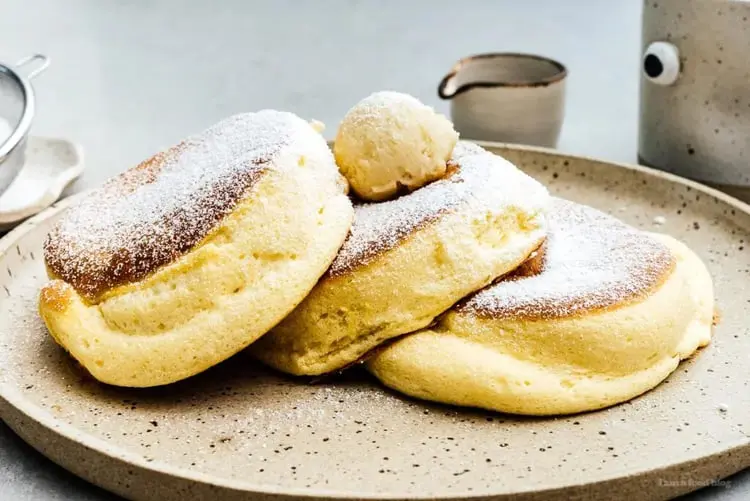 پنکیک ژاپنی (Japanese Pancake) پفکی و پوشیده شده با پودر قند روی بشقاب