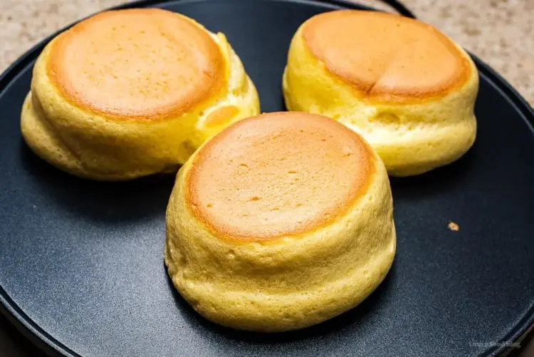 پنکیک ژاپنی (Japanese Pancake) با بافت پف‌کرده روی تابه
