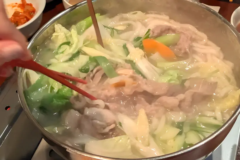 سوپ هات پات (Hot Pot) ژاپنی شامل گوشت، سبزیجات و نودل در قابلمه