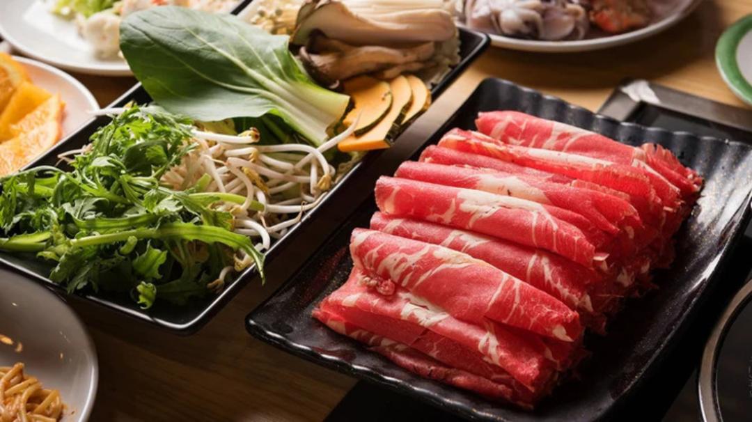 گوشت قرمز ورقی و سبزیجات تازه برای پخت هات پات (Hot Pot)