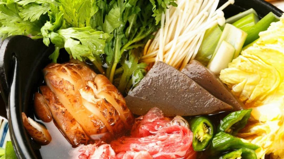 سوپ هات پات (Hot Pot) ژاپنی شامل گوشت، قارچ و سبزیجات تازه