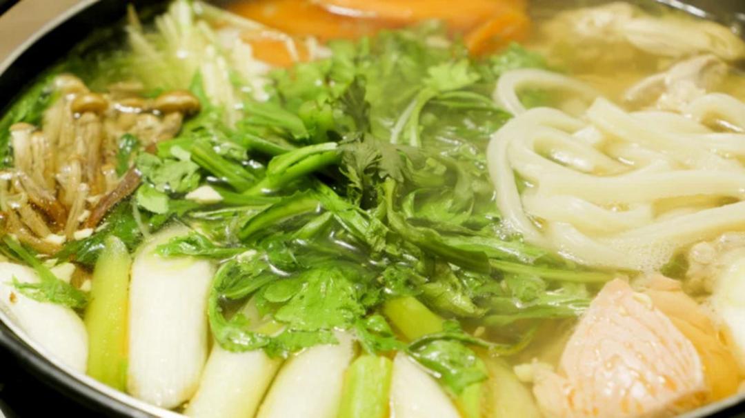 سوپ هات پات (Hot Pot) ژاپنی شامل سبزیجات تازه، نودل و قارچ
