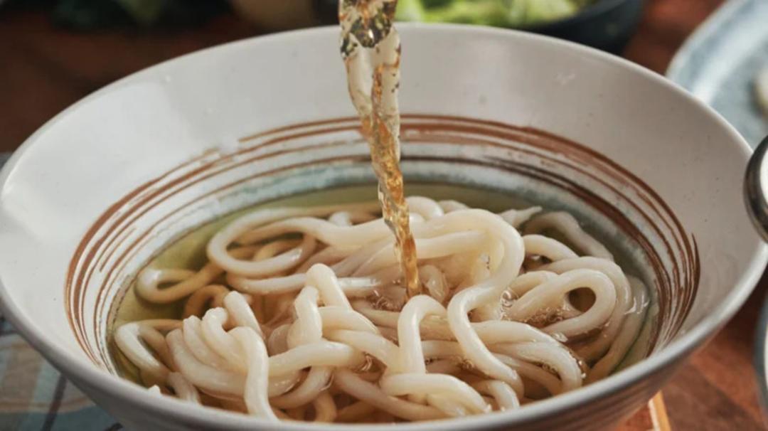نودل‌های اوдон (Udon) در ظرف سوپ ژاپنی