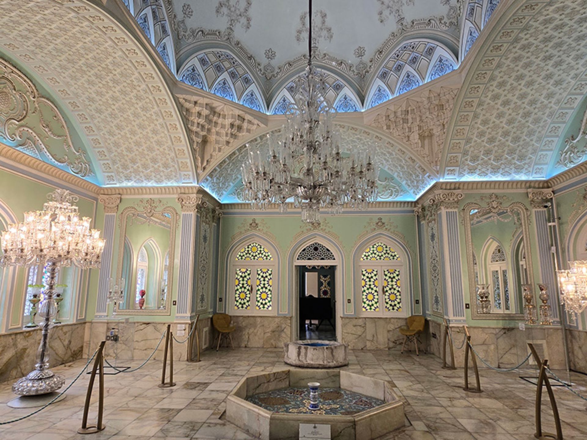 تزئینات زیبای داخل موزه آیینه و روشنایی یزد