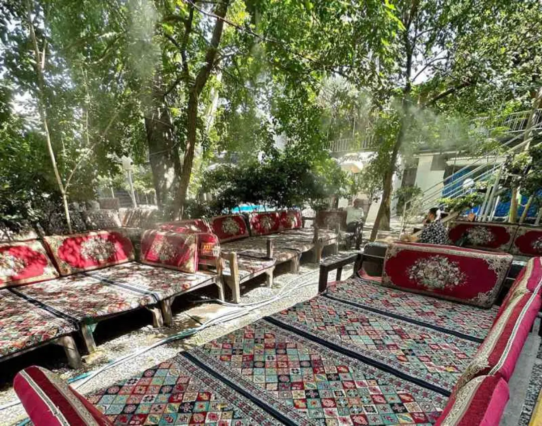 فضای باز رستوران عبدالرزاق فرحزاد