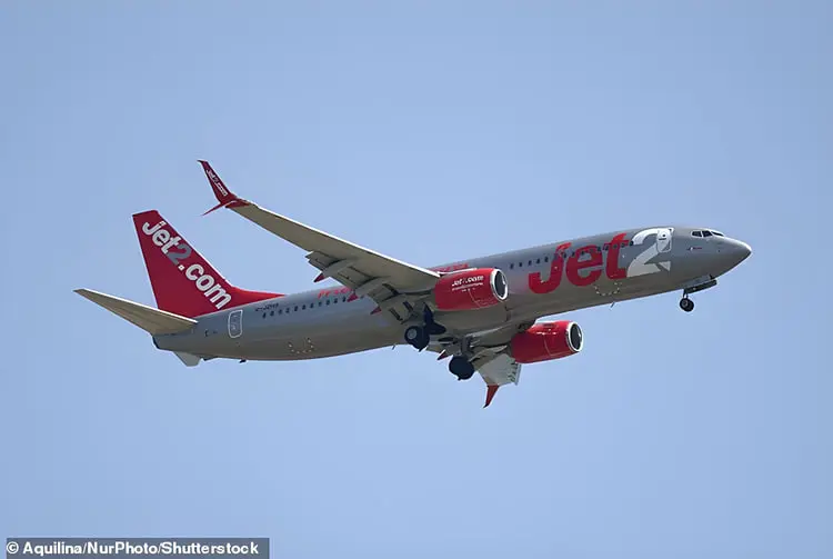 هواپیمای مسافربری جت تو (Jet2.com) در حال برخاستن از زمین در آسمان آبی