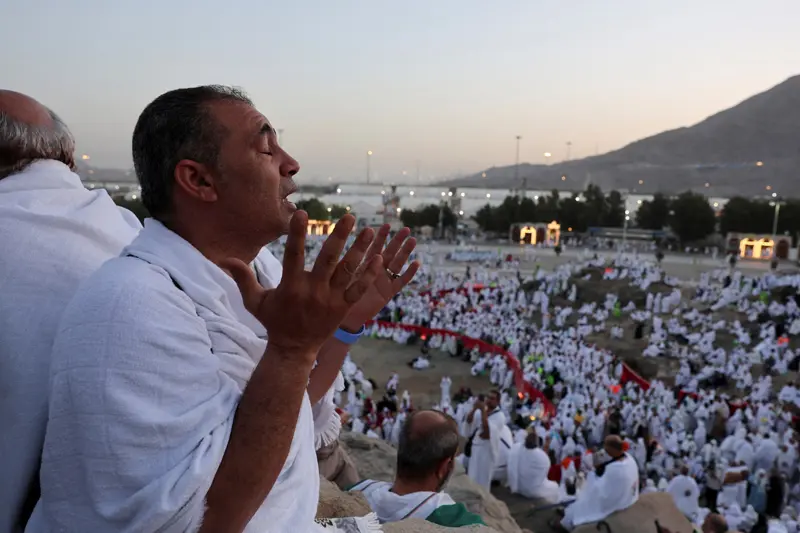 دعای یک زائر مسلمان در عرفات