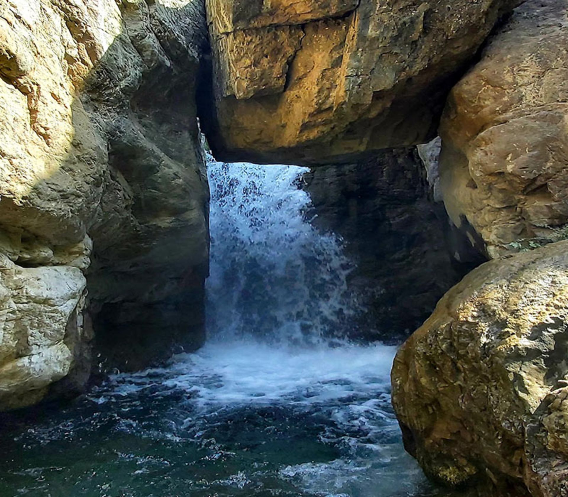 جریان آب در آبشار سیبان دره