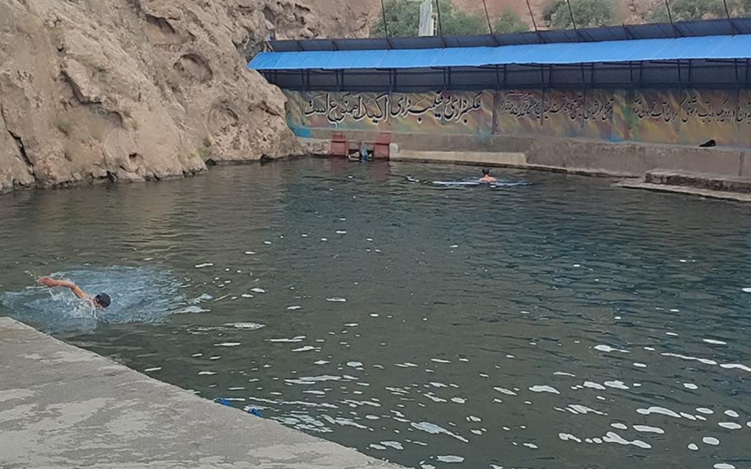 شنا در چشمه خمده