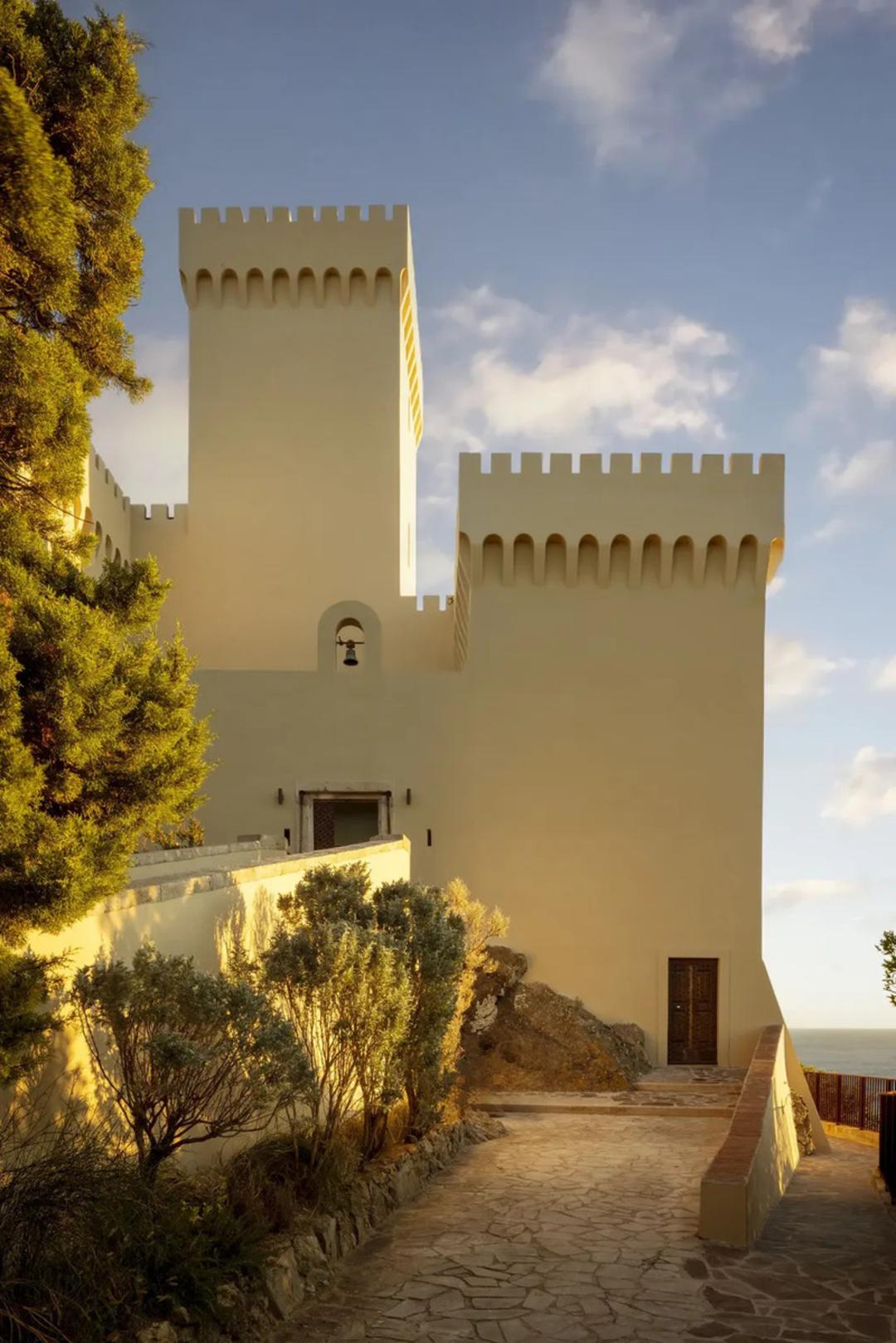 خانه با معماری قلعه مانند