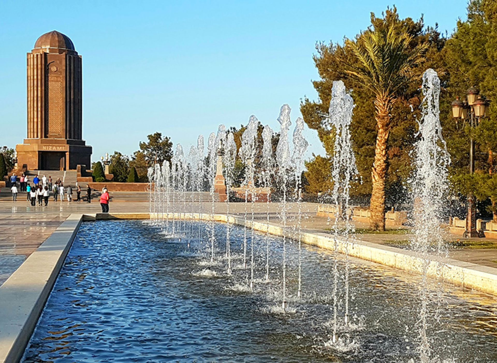 حوض آب و فواره ها در محوطه آرامگاه نظامی گنجوی