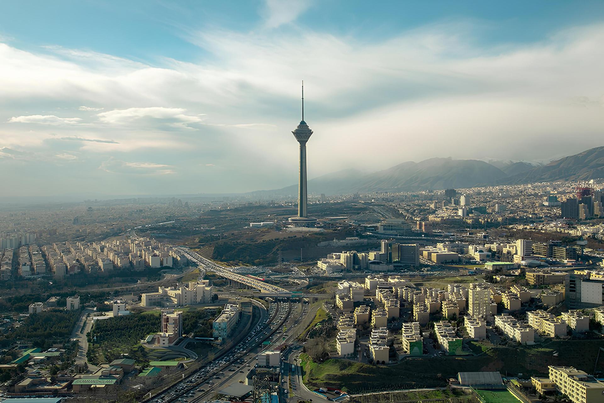 برج میلاد در میان تهران شلوغ