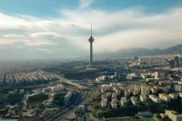 برج میلاد در میان تهران شلوغ
