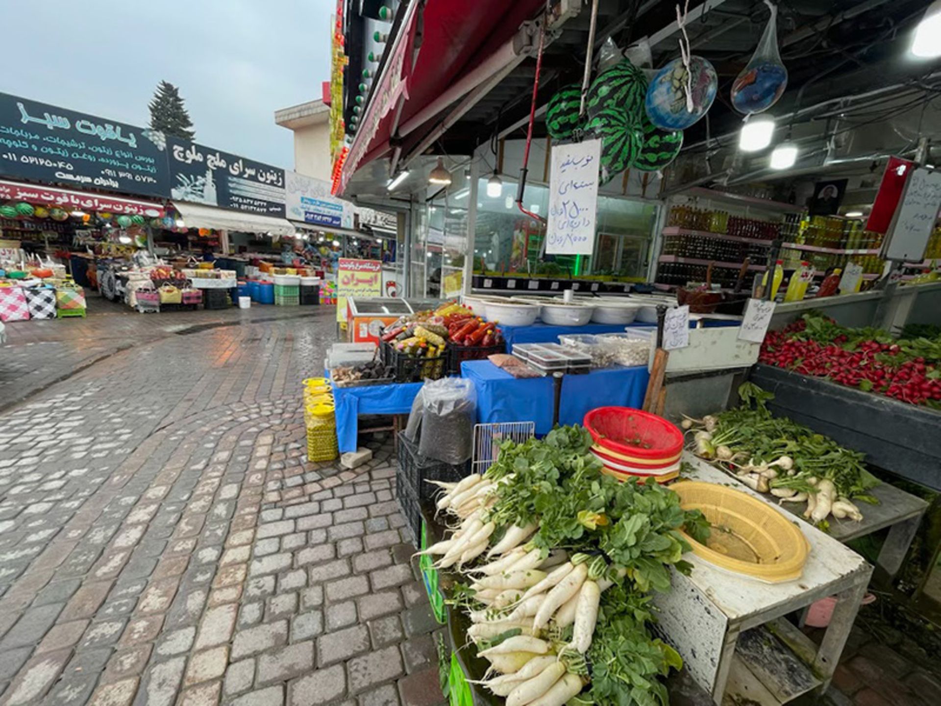 غرفه های فروش میوه و سبزی در بازار روز نوشهر