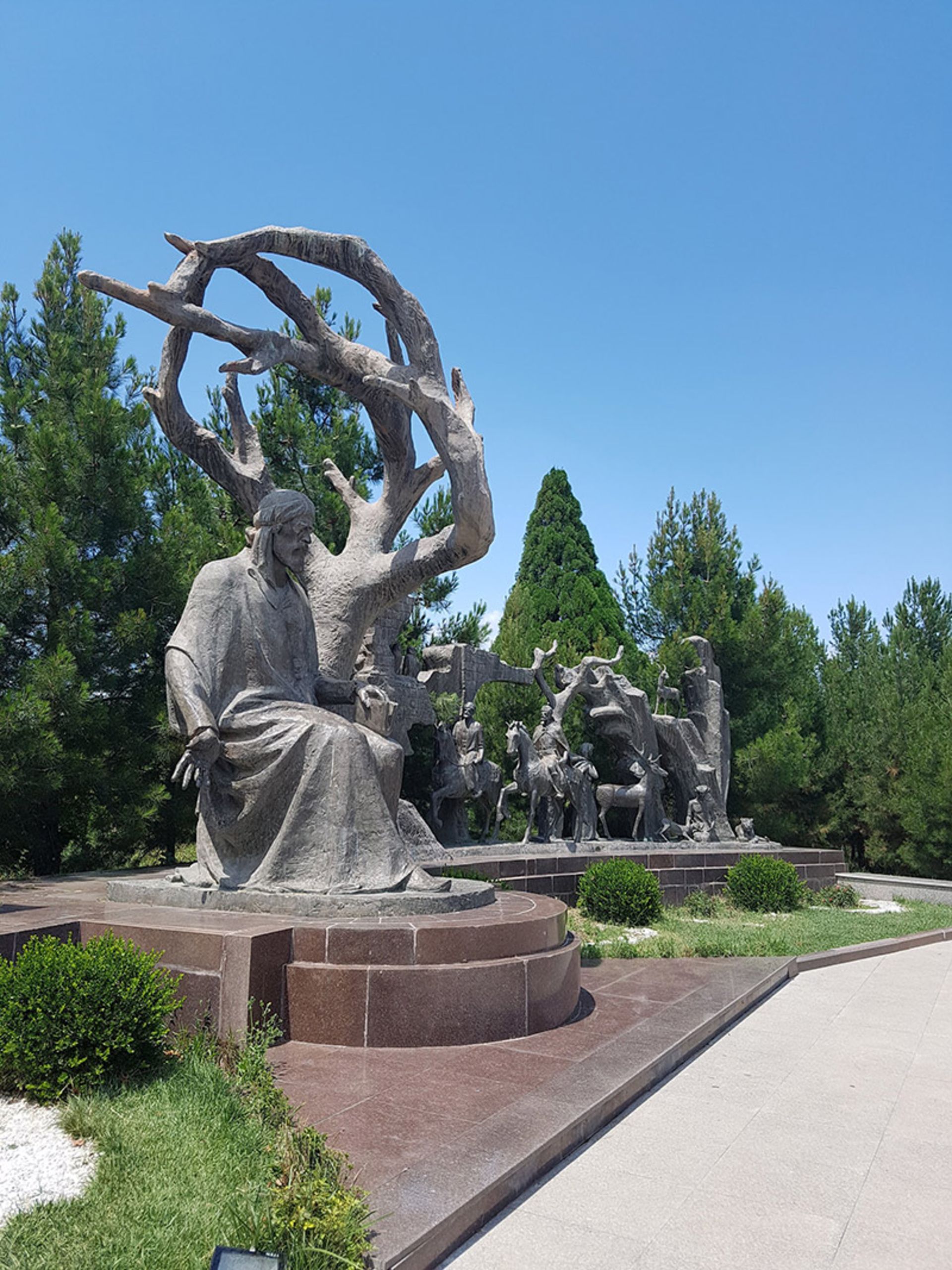 مجسمه های سنگی در محوطه آرامگاه نظامی گنجوی