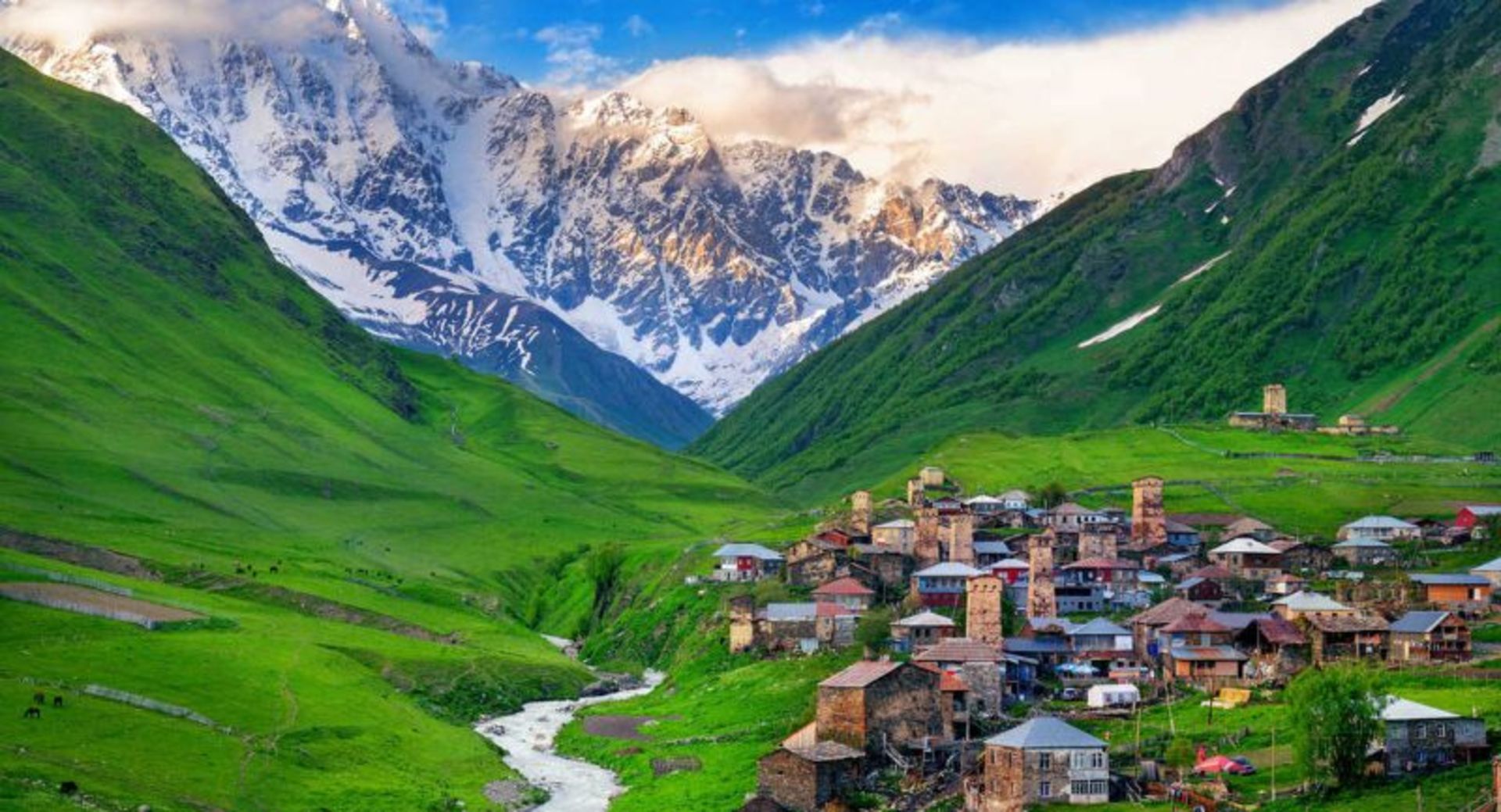 خانه های مسکونی در کوه های برفی قفقاز